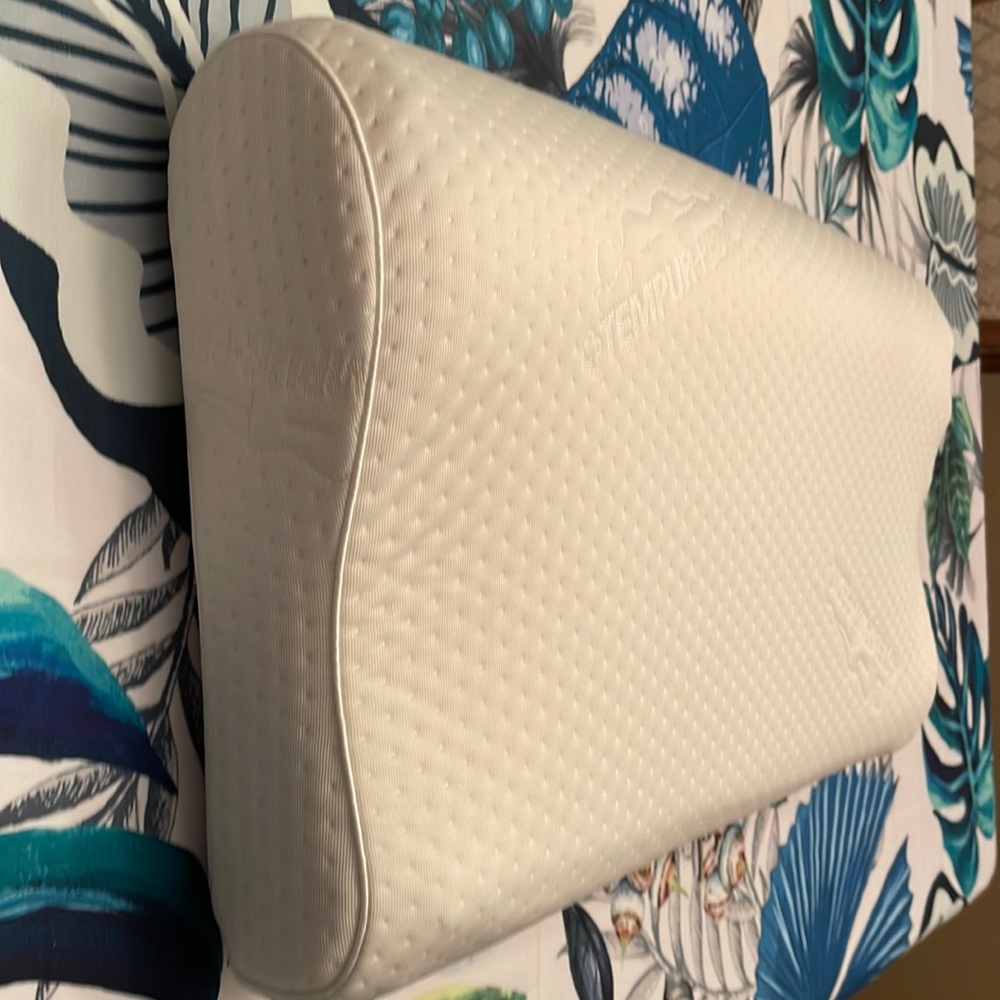 EUC Temper-pedic neck pillow in Medium size